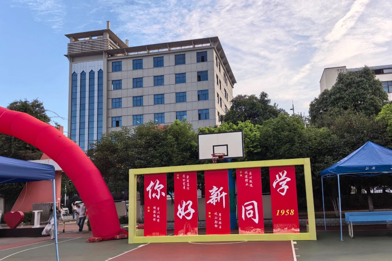 我校领导检查2025级新生接待准备工作